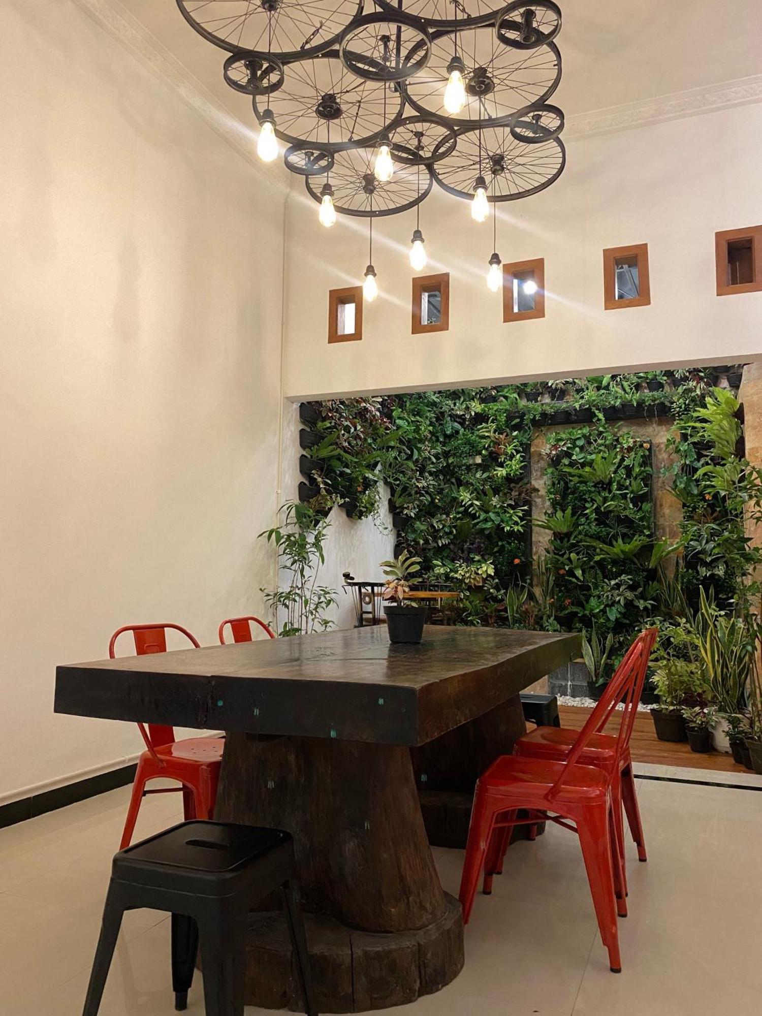 Revive By Snooze Hostel Banyuwangi  Ngoại thất bức ảnh